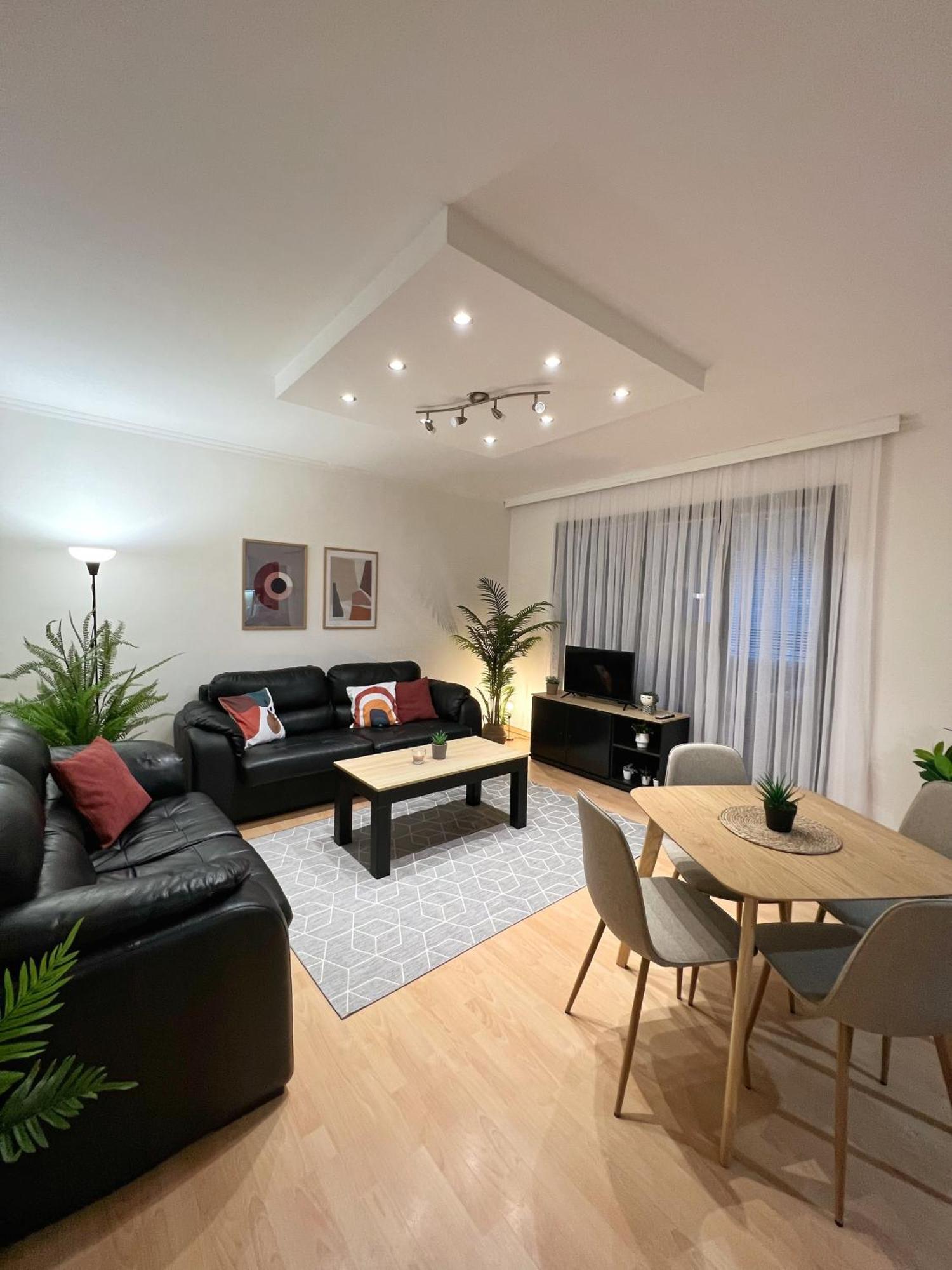 Charming 2 Bedroom Apartment Skopje Bagian luar foto